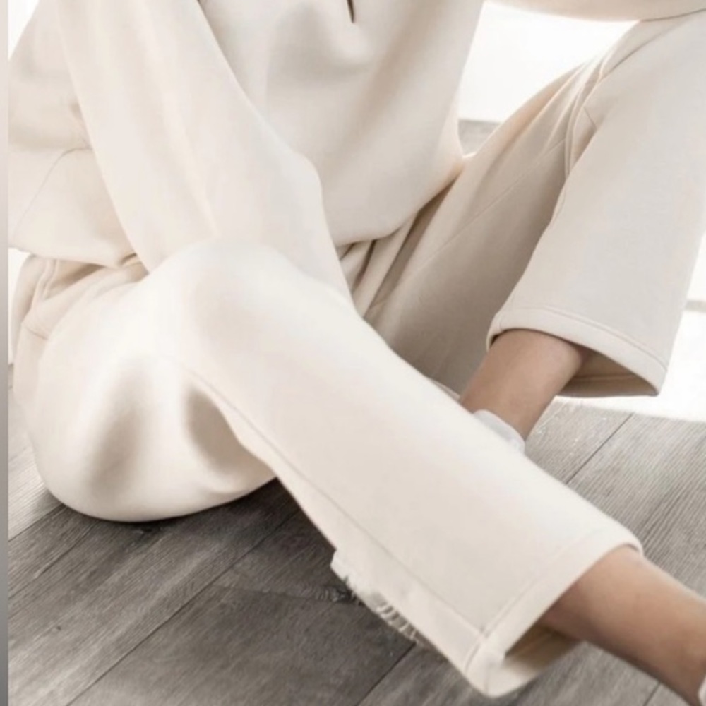 Leze The Label Off-White Sweat Set